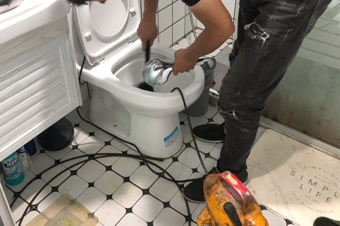 泰丰办事处疏通下水道