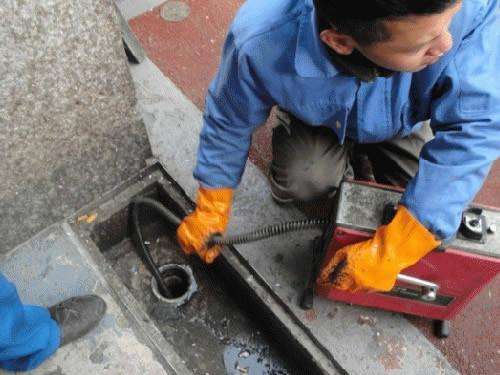 泰丰办事处疏通下水道