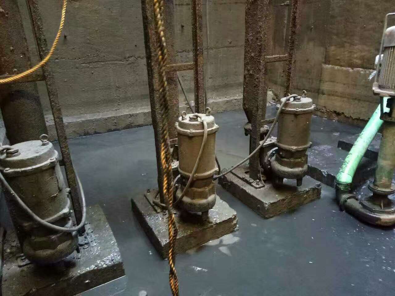 泰丰办事处污水池清理