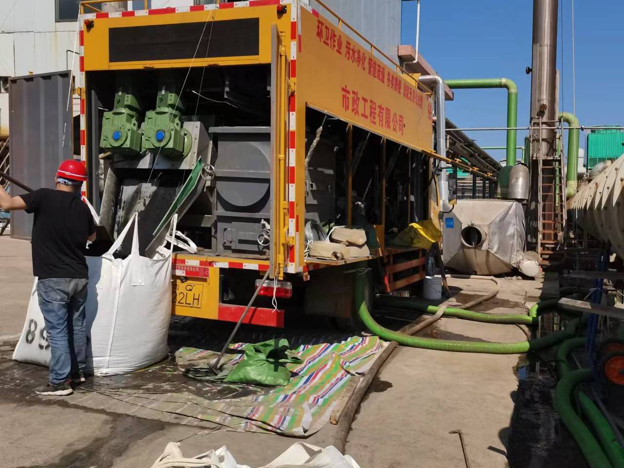 泰丰办事处淤泥压干处理