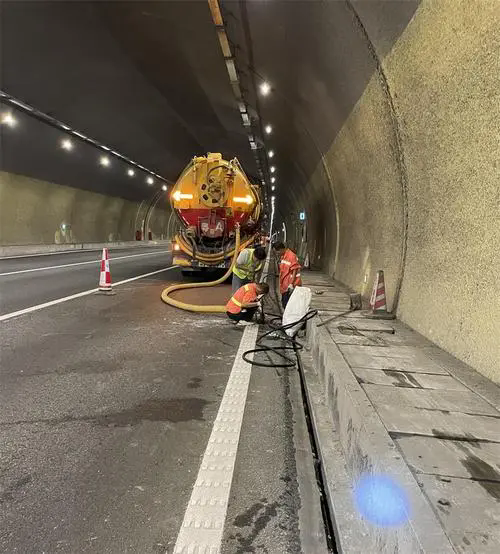 泰丰办事处隧道排水渠清淤